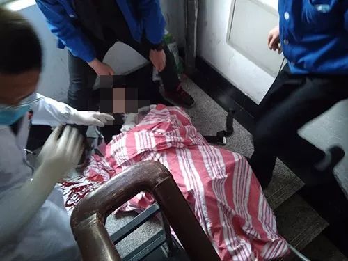 90后二胎妈妈在楼道里生娃 丈夫惊慌失措向保安求助